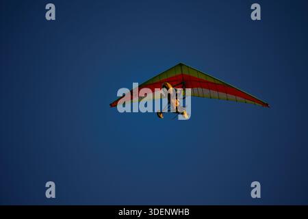 Ultraleichte Dreiradflugzeuge fliegen hoch in einem klaren blauen Himmel in Moldau am 30. August 2025 Stockfoto