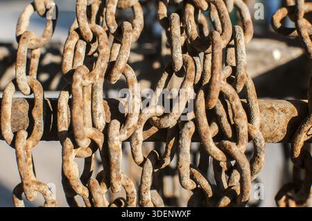 Alte rostige verwitterte grunge Eisenketten closeup Stockfoto