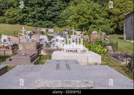 Detaillierte Ansicht des Grabes von FAMILLE BICH in klassisch geschnitzten, serifenlosen Großbuchstaben auf einer massiven Steintafel aus dunklem Granit, dem Rest Stockfoto