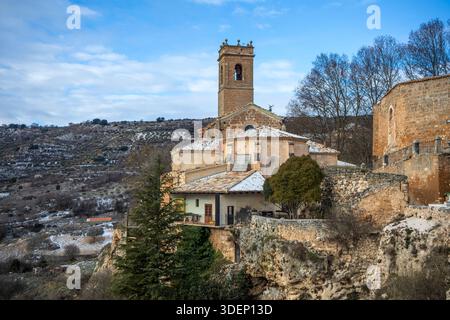 Blick auf die Rückseite der Kirche Santa María de la Peña in Brihuega, Guadalajara, Spanien, mit Schnee auf dem Dach Stockfoto