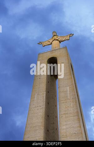 Jesus-Statue im Heiligtum Christi des Königs / Santuário de Cristo Rei in der Stadt Almada, Lissabon / Lisboa, Portugal Stockfoto