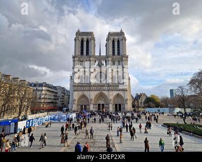 Paris, Frankreich - 10. Dezember 2025: Die Kathedrale Notre-Dame wird von zahlreichen Touristen besucht. Die Fassade zeigt komplizierte Portale, die Galerie des Königs Stockfoto