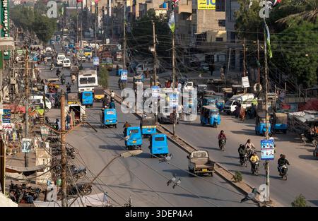 Karachi, Pakistan - 18. Dezember 2025: Luftaufnahme von Karachis bevölkerungsreichstem Gebiet. Korangi Karatschi Stockfoto