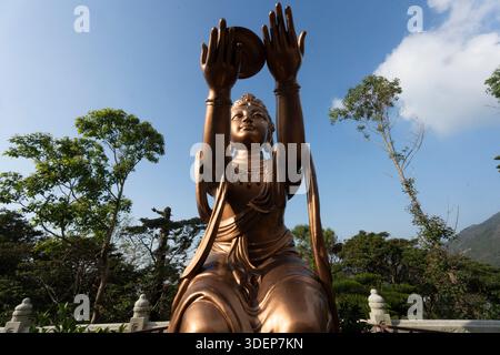 Der Tian Tan Buddha, auch bekannt als der große Buddha in Hongkong, ist eine große Bronzestatue von Buddha Shakyamuni. Stockfoto