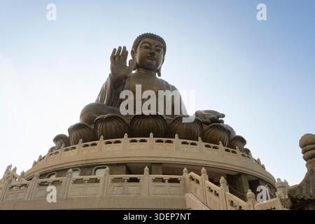 Der Tian Tan Buddha, auch bekannt als der große Buddha, sitzt majestätisch in Hongkong, ein Symbol für Frieden und Harmonie. Stockfoto