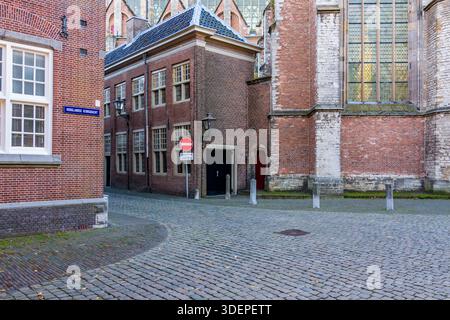Historische Alley in der Hooglandsekerkgracht in Leiden, hinter der Hooglandse Kerk Stockfoto