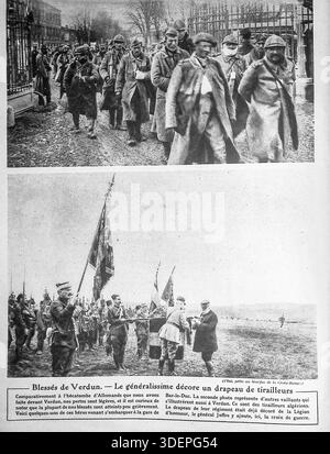 Eine Seite der französischen Wochenzeitung Le Miroir vom 2. April 1916 während des Ersten Weltkriegs, die die Schlacht von Verdun thematisiert. Das obere Bild zeigt verwundete französische Soldaten am Bahnhof Bar-le-Duc, dargestellt als „glorreiche“ Helden mit leichten Verletzungen im Vergleich zu deutschen Verlusten. Das untere Foto zeigt General Joffre, der die Flagge eines Regiments mit dem Croix de Guerre schmückt. Diese Veröffentlichung diente als bedeutende Propaganda während des Krieges und förderte die nationale Moral, indem sie 1916 militärische Tapferkeit und Widerstandsfähigkeit feierte. Stockfoto