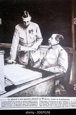 Diese Seite aus der Ausgabe 1916 der französischen Wochenzeitung Le Miroir vom 2. April 1916 zeigt General Pierre Roques, der General Galliéni als Kriegsminister ablöste. Das Hauptfoto zeigt den General in seinem Hauptquartier in Woëvre vor seiner Ernennung zum Minister, gezeigt in Absprache mit einem anderen Offizier. Der begleitende biografische Text beschreibt seine herausragende Karriere, wobei er seinen Abschluss an der Polytechnique 1875 und seinen umfangreichen Militärdienst in Algerien, Tonkin, Dahomey und Madagaskar erwähnt. Stockfoto