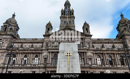 Äußere der Glasgow City Chambers mit dem Cenotaph im Vordergrund, Glasgow, Schottland, Großbritannien. Stockfoto
