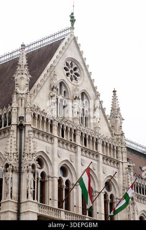 Das ungarische Parlamentsgebäude (Országház) vom Kossuth-Platz in Budapest aus gesehen. Das Gebäude wurde von Imre Steindl entworfen. Stockfoto