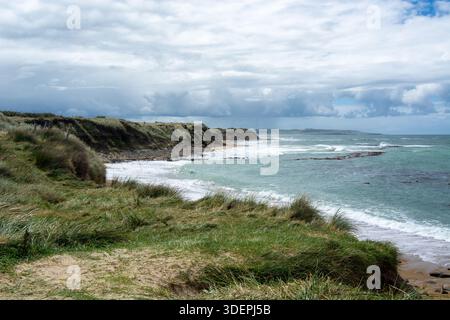 Malerischer Blick auf die Küste mit Grasklippen und Wellen Stockfoto