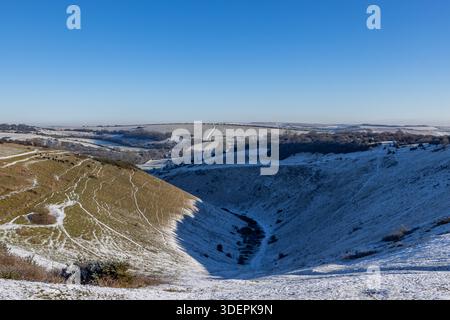 Ein sonniger Wintertag im Devil's Dyke in Sussex, nach leichtem Schneefall Stockfoto