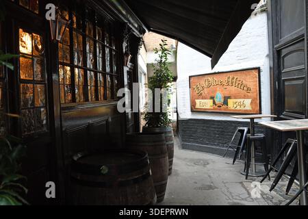 The YE Olde Mitre, ein denkmalgeschütztes Publizisthaus in 1 Ely Court, Ely Place, Holborn, London. Stockfoto
