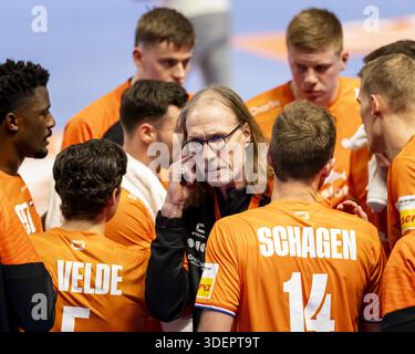 ALMERE - der niederländische Trainer Staffan Olsson (M) während des Handballspiels der Golden League zwischen den Niederlanden und Griechenland. Die Handballspieler bereiten sich auf die Europameisterschaft vor. SEM VAN DER WAL / ANP Stockfoto