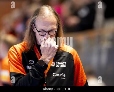 ALMERE - niederländischer Trainer Staffan Olsson während des Handballspiels der Golden League zwischen den Niederlanden und Griechenland. Die Handballspieler bereiten sich auf die Europameisterschaft vor. SEM VAN DER WAL / ANP Stockfoto