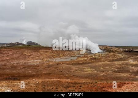 Gunnuhver Hot Springs. Aktives geothermisches Gebiet mit vulkanischen Kratern, Schlammbecken, Dampflöchern. Möðruvellir, Möðruvallavegur, Reykjanes, West Island. Stockfoto