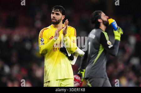 Arsenal Torhüter David Raya (links) und Liverpool Torhüter Alisson Becker nach dem Premier League Spiel im Emirates Stadium, London. Bilddatum: Donnerstag, 8. Januar 2026. Stockfoto