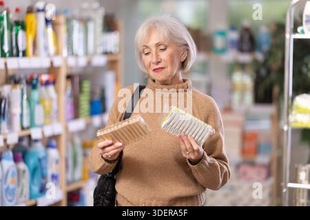 Ältere Frauen wählen Kleiderschränke aus Holz oder Kunststoff im Baumarkt Stockfoto