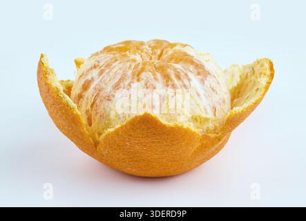 Eine frische ganze Mandarine, teilweise geschält, mit saftigen Segmenten vor einem sauberen weißen Hintergrund Stockfoto
