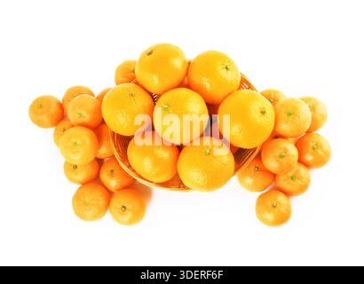 Blick von oben auf frische reife Orangen und Mandarinen in einem Korb isoliert auf weißem Hintergrund. Hochwertige Fotos Stockfoto