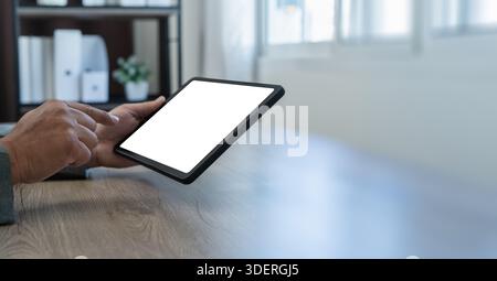 Mann mit Geschäftsmann hält ein Modell mit leerem Bildschirm Mockup ersetzt Ihr Design-Modell im Büro Stockfoto