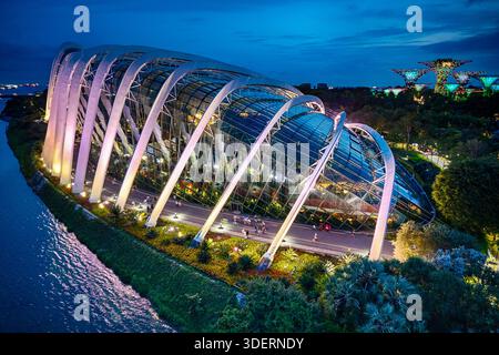 Singapur, Marina Bay, 27. Dezember 2025: Aus der Vogelperspektive von Gardens by the Bay, der Flower Dome bei Nacht. Gardens by the Bay ist ein öffentlicher Park ohne adm Stockfoto