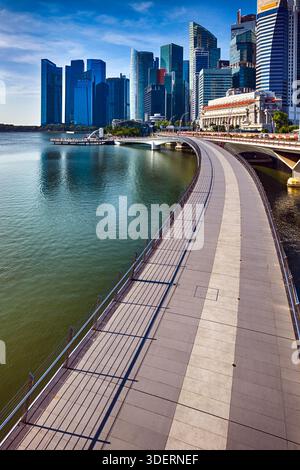 Singapur, Marina Bay, 4. Januar 2026, aus der Vogelperspektive von Menschen auf der Jubilee Bridge zum Merlion Park in Marina Bay Stockfoto