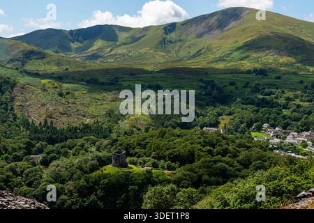 Erhöhter Blick auf Dolbadarn Castle mit den Snowdonia Bergen dahinter Stockfoto
