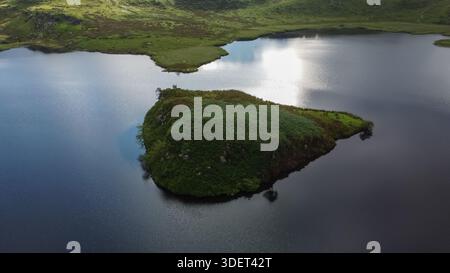 Luftaufnahme der schwimmenden Insel auf Llyn y Dywarchen Stockfoto