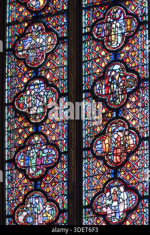 Paris, Frankreich - 24. Juni 2024 : Abschnitt der Buntglasfenster aus dem 13. Jahrhundert in der Sainte-Chapelle in Paris, Frankreich, mit komplizierten Medi Stockfoto