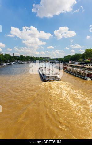 Paris, Frankreich - 24. Juni 2024 : Tagesblick auf das schlammige Wasser der seine in Paris, Frankreich, mit Touristen, die eine Flussfahrt in der Sonne genießen Stockfoto