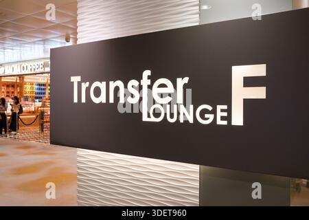 Singapur, Singapur - 3. Oktober 2025: Moderne Transfer Lounge F-Schild am Flughafen Changi. Hell beleuchteter Bereich mit Geschäften und Reisenden. Stockfoto