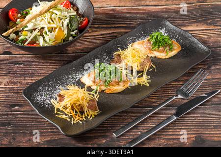 Gegrilltes Rinderfilet auf Brot mit knusprigen Pommes frites Stockfoto