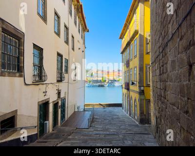 Porto Portugal 25. Mai 2025 historische Stadt am Fluss Douro. Farbenfrohe Häuser am Ufer des Flusses mit traditioneller Architektur, malerischer Skyline-Pan Stockfoto