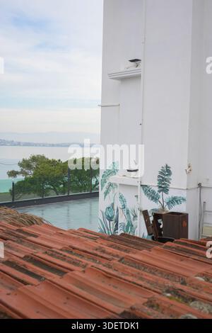 Rustikales, braunes Ziegeldach und Meerblick. Stockfoto