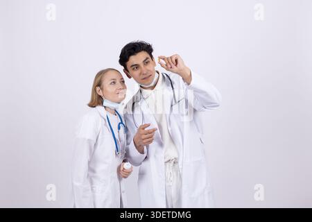 Ärztinnen und Ärztinnen diskutieren einen Fall Stockfoto