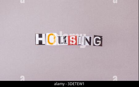 Das Wortgehäuse, zusammengesetzt mit abgeschnittenen Buchstaben aus einer Zeitschrift Stockfoto