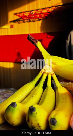 Frische Bananen in einem lebhaften Marktumfeld Stockfoto