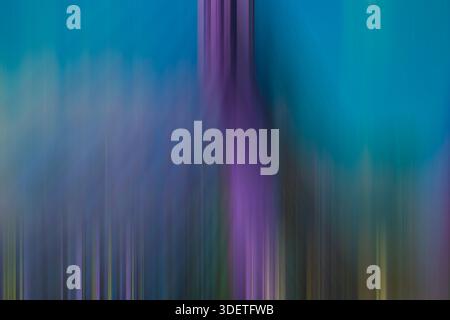 Abstrakte blaue und lila vertikale Bewegungsunschärfe. Digitaler Farbschmelz- oder Wasserfall-Textur-Hintergrund. Stockfoto