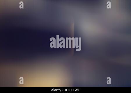 Abstrakter dunkler, unscharfer Hintergrund mit violetten und grauen Verläufen. Geheimnisvolle, nebelige Textur mit Kopierraum. Stockfoto