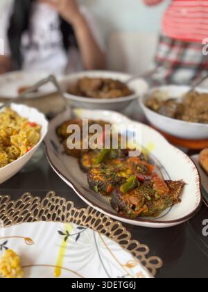 Köstliche hausgemachte Mahlzeit mit einer Vielfalt an Gerichten in Valencia Stockfoto