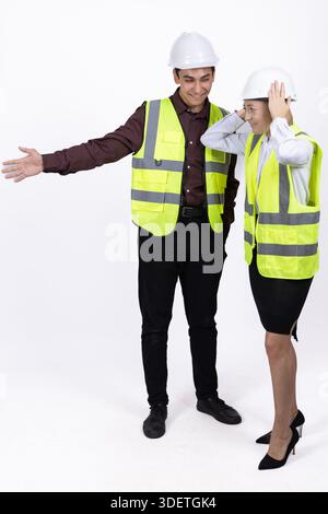 Ingenieur zeigt auf Distanz für Kollegen Stockfoto