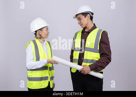 Männliche und weibliche Ingenieure diskutieren über den Plan Stockfoto