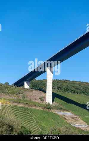Zeltingen-Rachtig Deutschland Hochmoselbrücke Hochmoselbrücke, die das Moseltal überspannt und bei einem Blick einen Schwindel erzeugt. Strahl, e Stockfoto