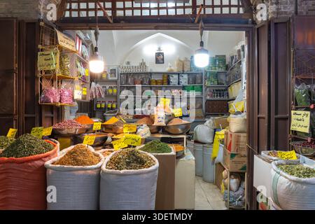 Traditionelles persisches Gewürzgeschäft mit Säcken mit Kräutern und Gewürzen im Isfahan Basar, Iran Stockfoto