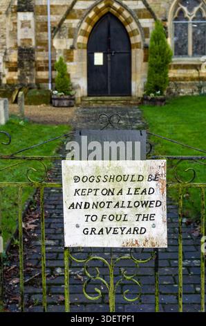 Hunde an Blei, kein Verschmutzungsschild am Eingang zum Friedhof der St. Mary Magdalene Church, Horton, Northamptonshire, Großbritannien Stockfoto