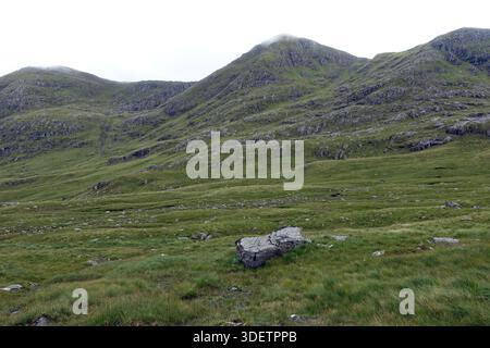 Das Scottish Mountain Corbett „Sgurr na Ba Glaise“ in Moidart aus „Coire a Bhuirdh“ in den schottischen Highlands, Schottland, Vereinigtes Königreich. Stockfoto