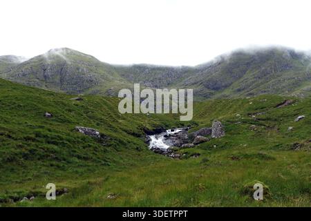 Das Scottish Mountain Corbett „Sgurr na Ba Glaise“ in Moidart aus „Coire a Bhuirdh“ in den schottischen Highlands, Schottland, Vereinigtes Königreich. Stockfoto