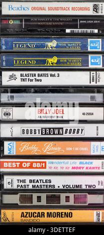 Große Sammlung von Vintage-Audiokassetten Bob Marley, die zusammen gestapelt sind und verschiedene Musikkünstler und Genres aus den 1980er und 1990er Jahren zeigen Stockfoto