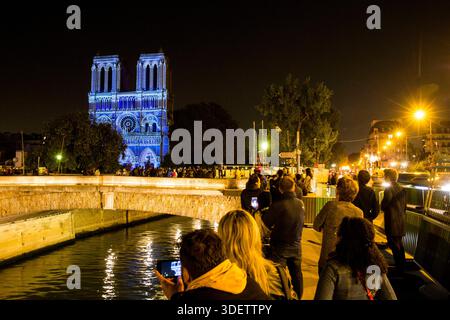 Die Show „Dame de Coeur“, exklusive Kreation des Regisseurs Bruno SEILLIER, zurück an der Fassade von Notre Dame de Paris, als Teil der Gedenkfeiern Stockfoto